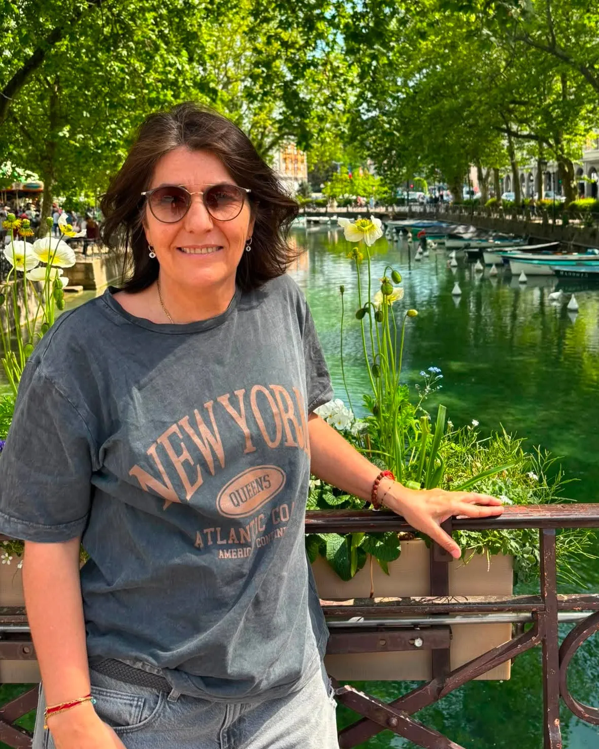 Christelle Wais, énergéticienne, sur le pont des Amours à Annecy